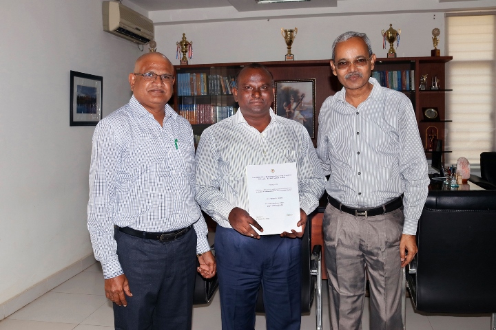Vasireddy Vidyasagar congratulating ECE HOD and Principal2