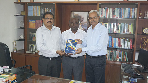 Vasireddy Vidyasagar inagurating the book