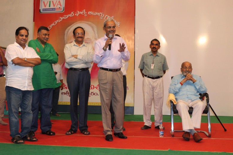 Vasireddy Vidyasagar speaking at the felicitation ceremony
